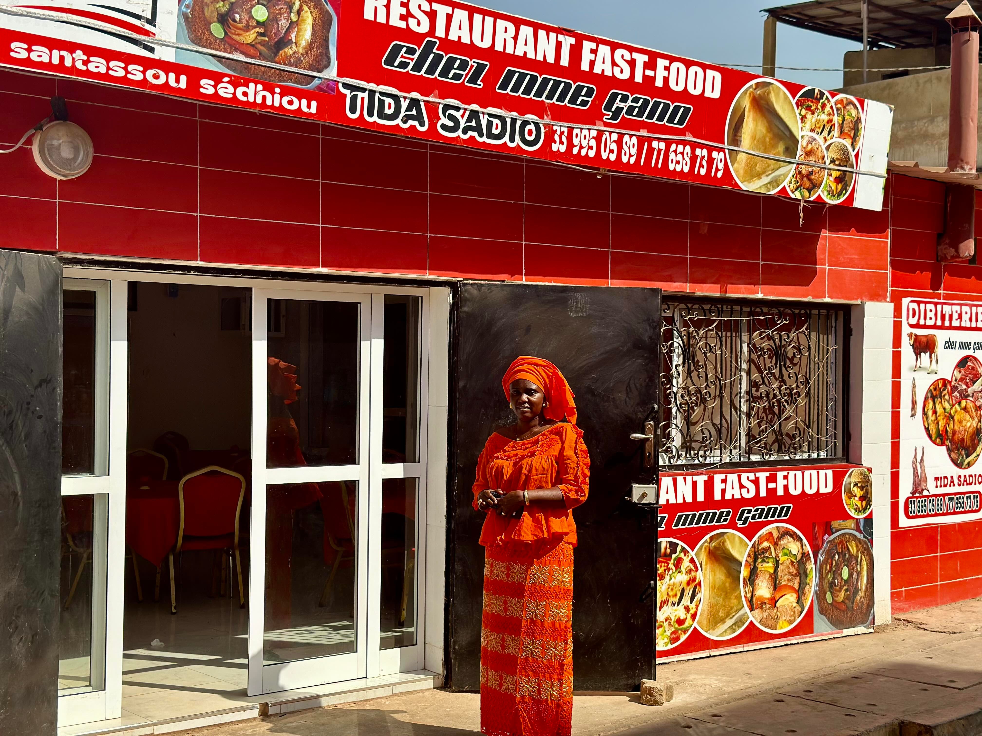 Tida Sadio, postée devant son restaurant.