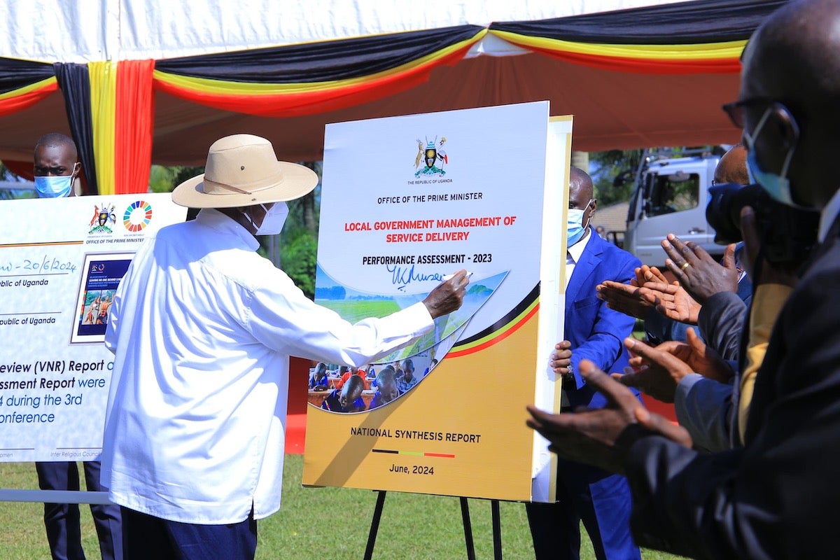 President of Uganda, H.E Yoweri Kaguta Museveni signing the 3RD VNR report during the 3rd Annual SDG Conference held on 19th -20th June 2024. Photo: UN Women