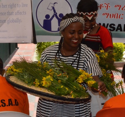 Celebrating the Opening of the new Safe House in Oromia with flowers (Photo credit : UN Women)