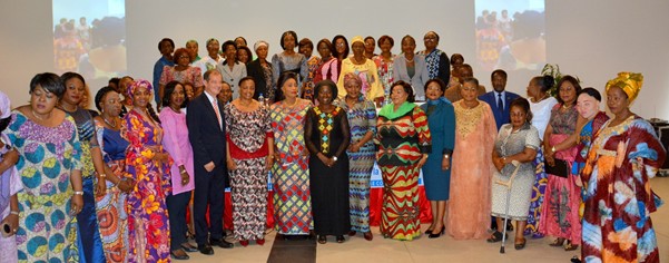 Photo de Famille des femmes leaders avec les invités de marque. Photo - ONU Femmes RDC