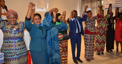 Pour symboliser l'unité du Réseau, toutes les femmes leaders et les invités se sont tenus la main. Photo - ONU Femmes RDC