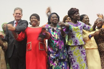 De gauche à droite : SEM Michael GRAU, Euphrasie Yao, conseillère Genre du Président de la Rep ; Mme Awa Ndiaye Seck, Représentante Résidente ONU Femmes CIV; Pr Mariatou Koné, Ministre de la Femme ; Général Akissi Kouamé, 1ère  générale de brigade ivoirienne en Côte d’Ivoire. Photo - ONU Femmes Côte 