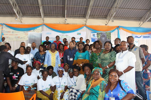 Photo de Famille avec les participants à la fin du Café Genre. Photo : ONU Femmes RDC