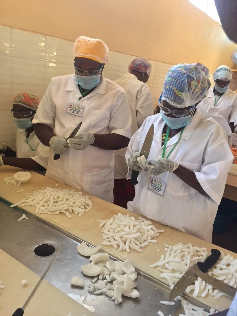 Les femmes du GPF de Ndam Lo en train d’éplucher en lamelles des fruits de coco