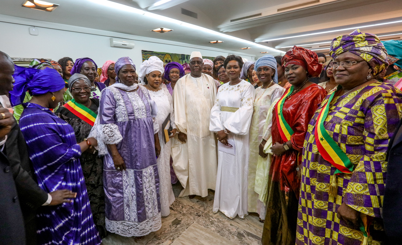 Photo de famille de S.E Macky Sall avec la Directrice d'ONU Femmes WCARO, les femmes de la société civile, et les femmes parlementaires lors de la cérémonie de promulgation de la loi portant criminalisation du viol et de la pédophilie.