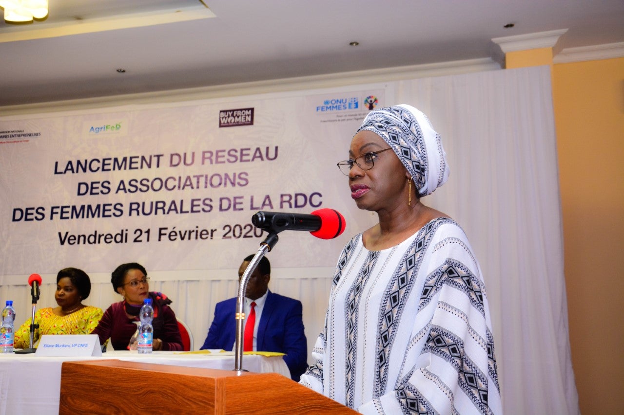 Ms Awa Ndiaye Seck, UN Women Representative in the DRC, talking to the new National Network of Rural Women’s members. ©Carlos Ngeleka / ONU Femmes