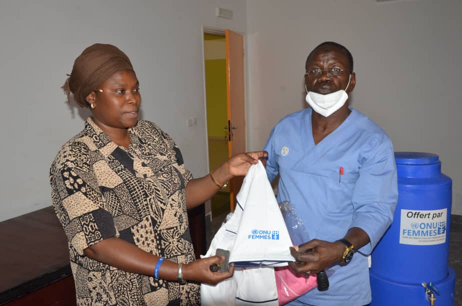 Remise des équipements sanitaires au personnel soignant de Yeumbeul. Crédit photo: District sanitaire de Yeumbeul