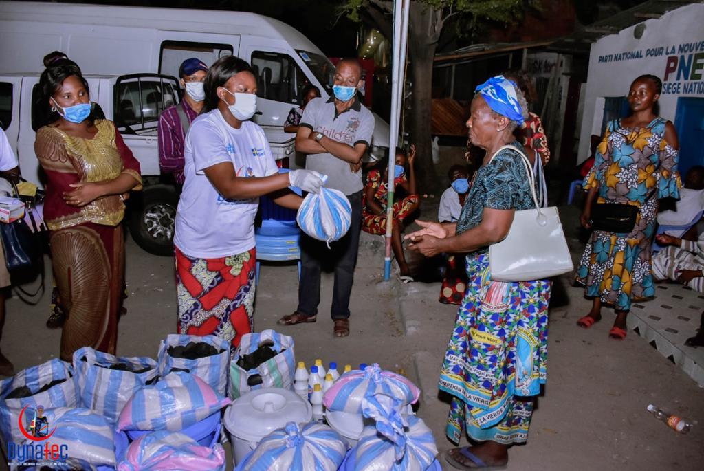 Dynafec (dynamique nationale des femmes candidates), partenaire d’ONU Femmes, distribue les kits dans la commune de Selembao, dans la périphérie de Kinshasa.