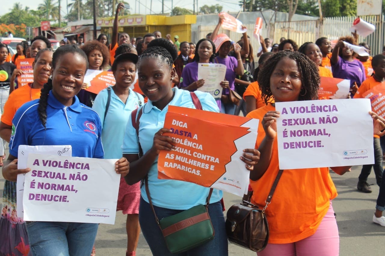 Young Activists from ASCHA marching in the streets 02