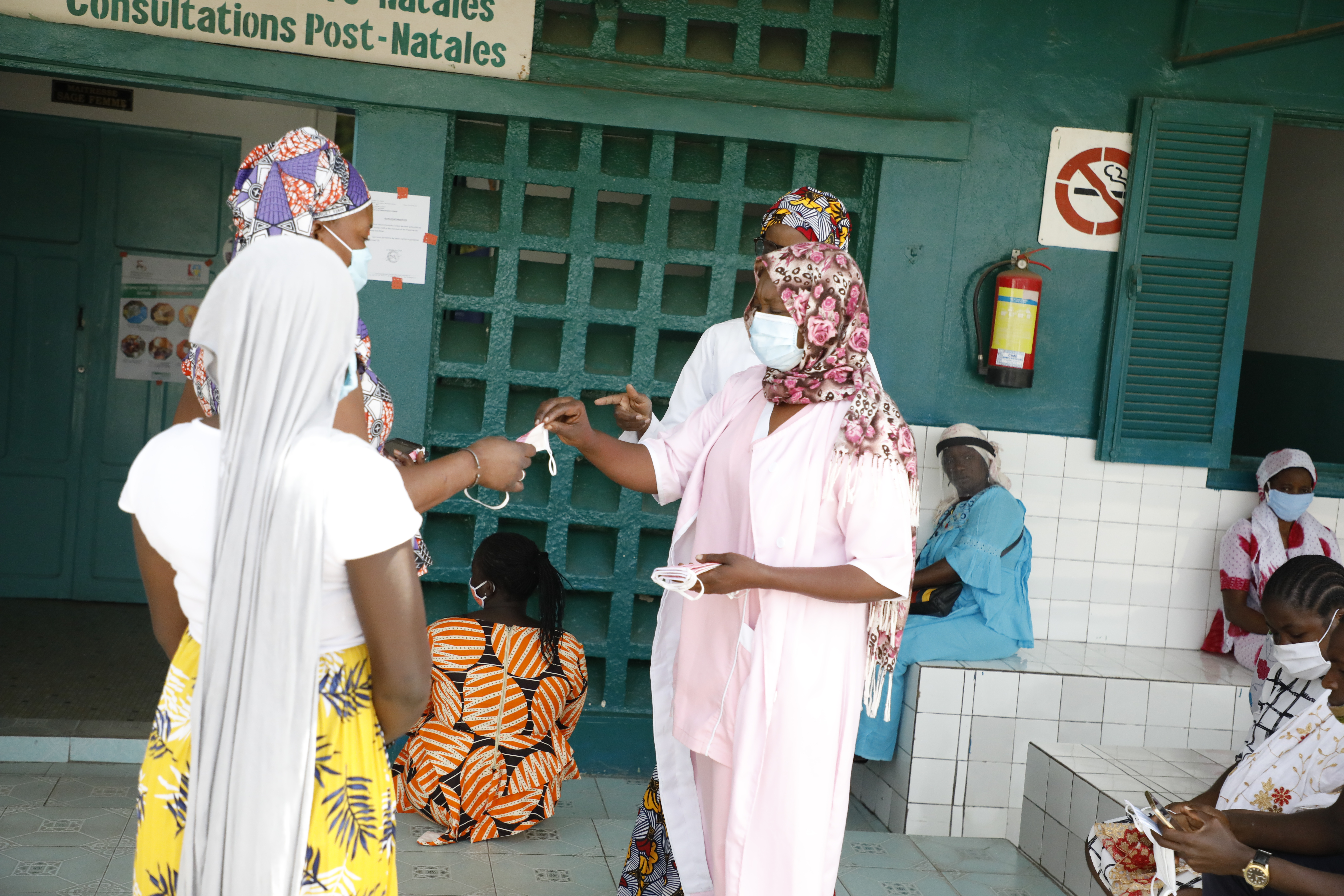 Maternity nurses at the Philippe Maguilen Senghor hospital center distribute fabric masks provided by UN Women. Photo credit: Khadidiatou Ndiaye / UN Women WCARO