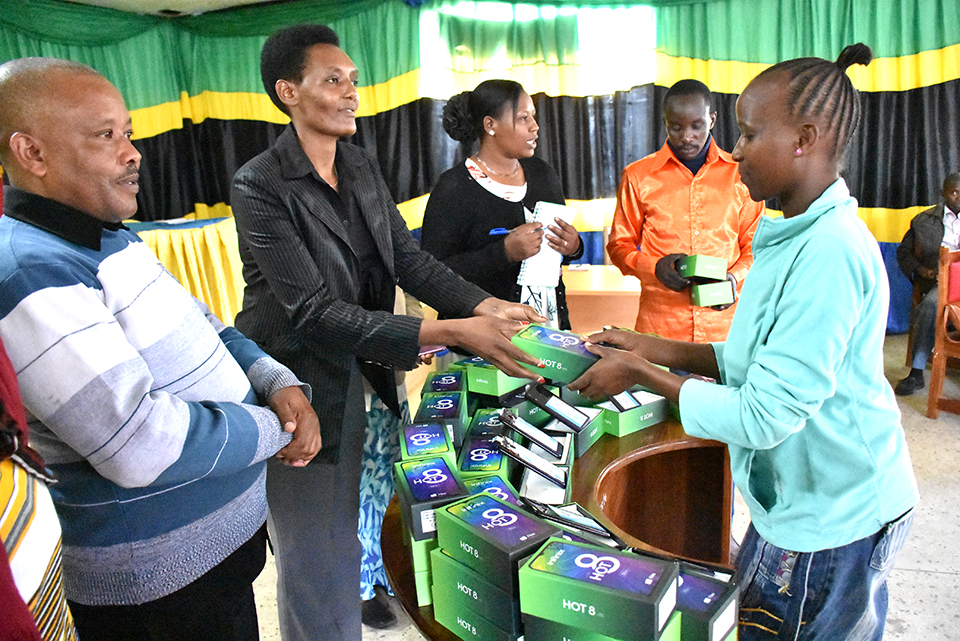 UN Women handed over 75 smart phones to young women and out of school adolescent girls to help strengthen their businesses. Photo by UN Women.