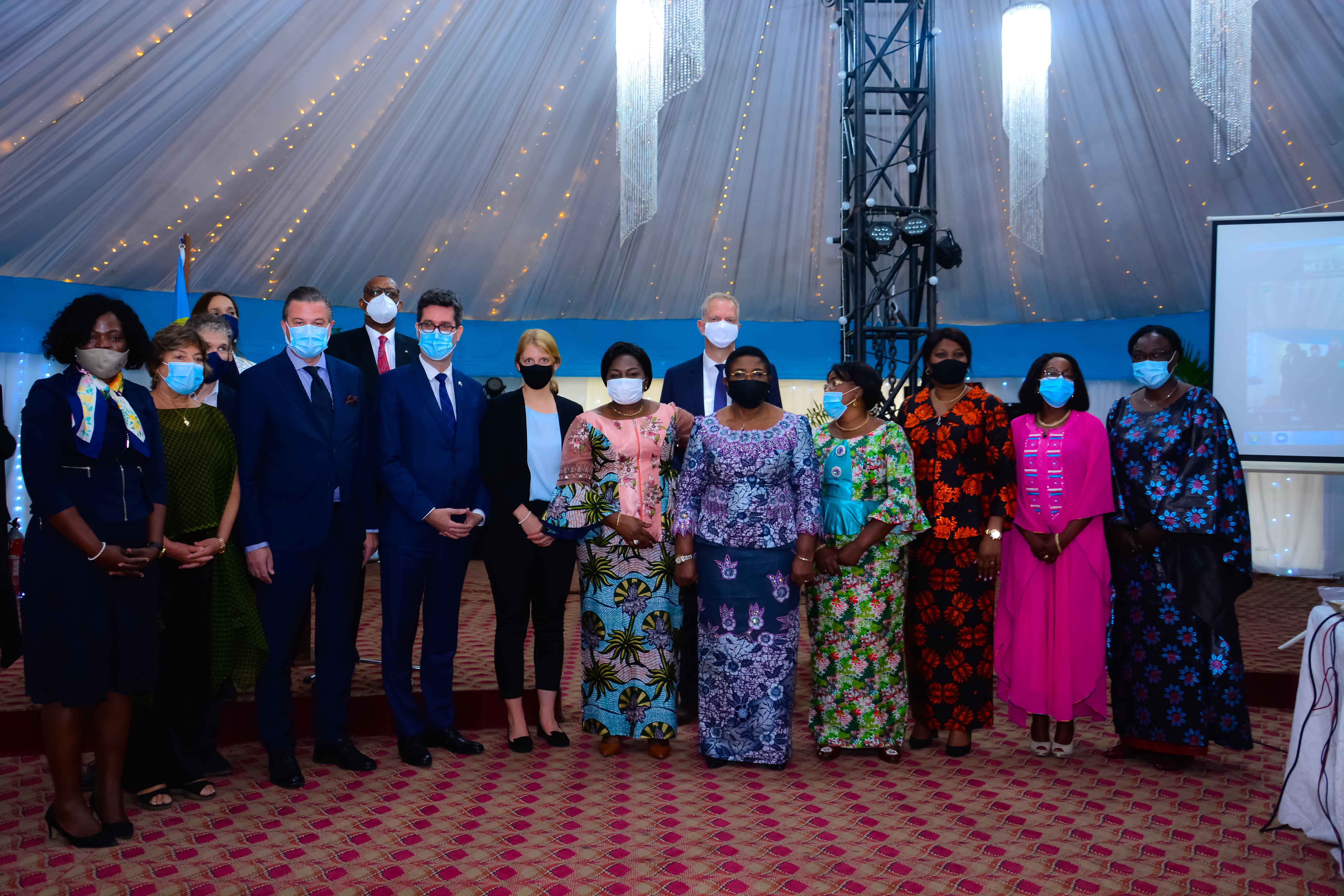 Excellences Élysée Munembwe et Béatrice Lomeya avec des invités de haut niveau au lancement de la Stratégie nationale de lutte contre les violences basées sur le genre révisée (SNVGB). 