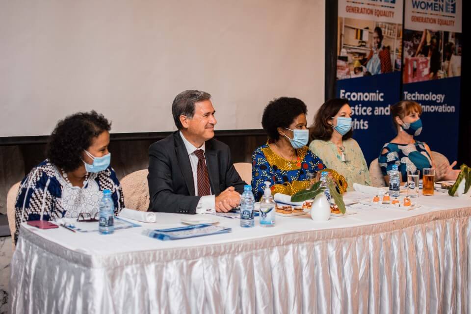 From far left, the UN Women Representative, Ms. Hodan Addou; the French Ambassador, H.E. Frederic Clavier; the UN Women Executive Director, Dr. Phumzile Mlambo-Ngcuka; the UN Women Deputy Representative, Ms. Julia Broussard; and the Canadian High Commissioner, H.E. Pamela O’Donnell, during a discussion session at the meeting with development partners in Tanzania. Photo by Tsitsi Matope, UN Women.