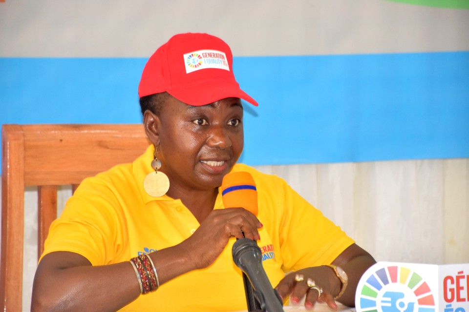 Jennet kem, UN Women Burundi Country Representative advising young people