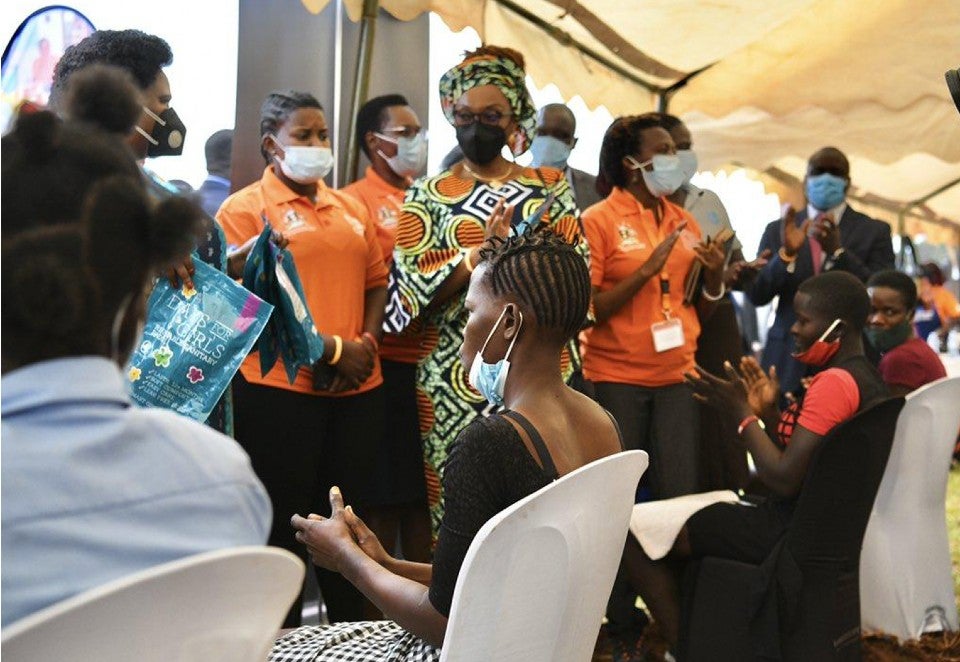 UN Women Uganda Deputy Country Representative Adekemi Ndieli donates reusable sanitary pads to the young mothers who attended the event. Photo: UN Women/Eva Sibanda.