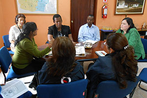 (From left to right) María Hernández, Administrator of Quitumbe; Hope Tumukunde, Vice Mayor of Kigali; Benon Kabera, Coordinator of Safe Cities UN Women Rwanda; and Azucena Sono, Coordinator of Safe Cities in the Patronato Municipality of San José, meet in Quitumbe. Photo: UN Women